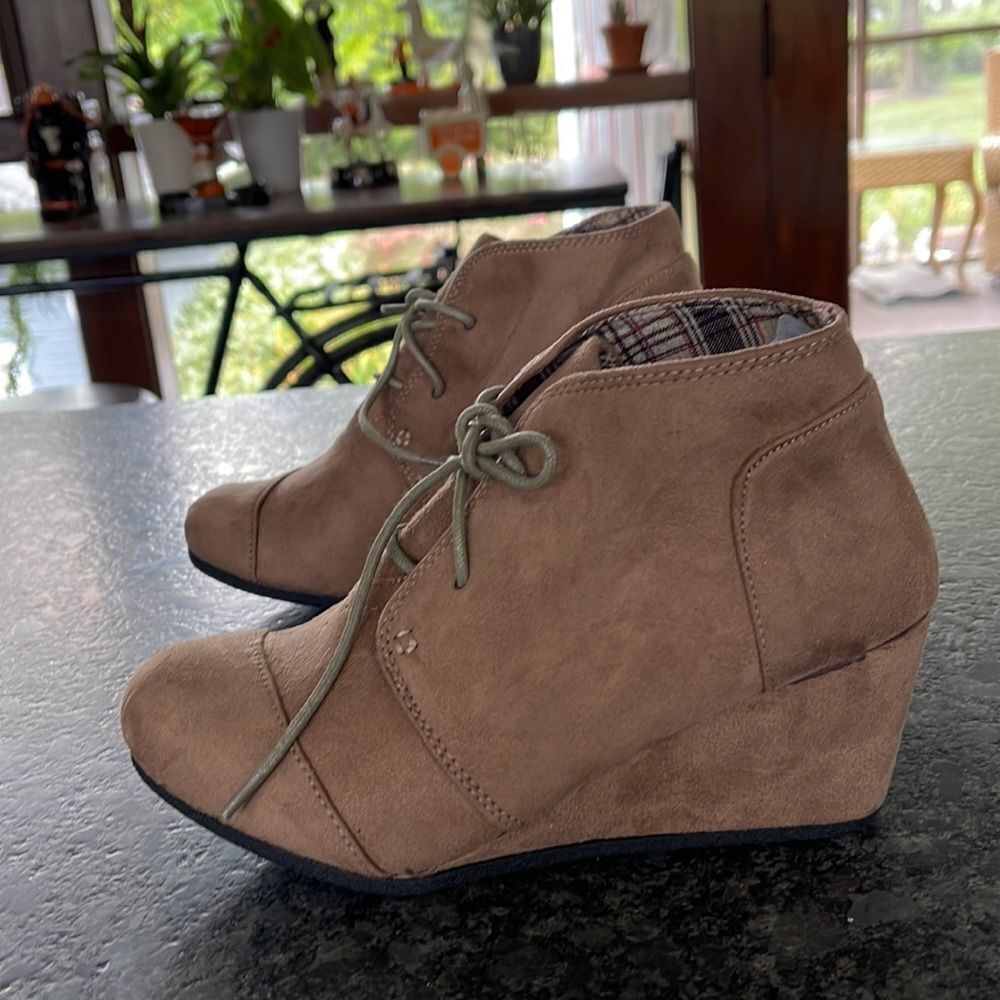 Forever Suede Ankle Booties Tan wedge heel front tie plaid lining brand new